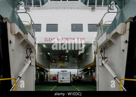 Autos und Park auf einem calmac Autofähre in Wemyss Bay, Schottland, Großbritannien Stockfoto