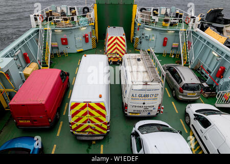 Pkw und Transporter geparkt auf einem calmac Autofähre Überqueren der Firth of Clyde von wemyss Bay nach Rothesay, Bute Stockfoto