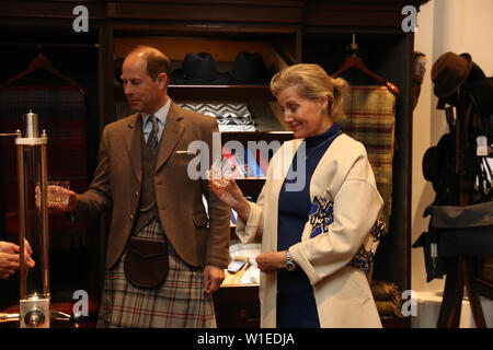 Der Graf und die Gräfin von Forfar bei einem Besuch in Whisky Glenfiddich Distillery in Dufftown. Stockfoto