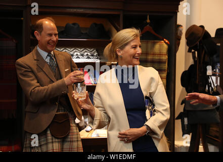 Der Graf und die Gräfin von Forfar bei einem Besuch in Whisky Glenfiddich Distillery in Dufftown. Stockfoto