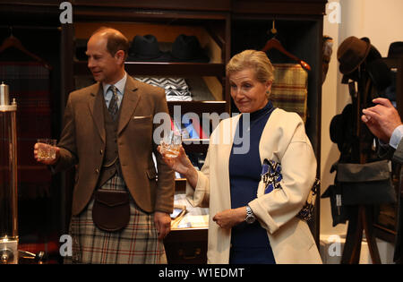 Der Graf und die Gräfin von Forfar bei einem Besuch in Whisky Glenfiddich Distillery in Dufftown. Stockfoto