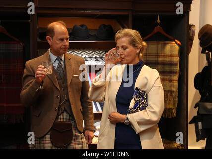 Der Graf und die Gräfin von Forfar bei einem Besuch in Whisky Glenfiddich Distillery in Dufftown. Stockfoto