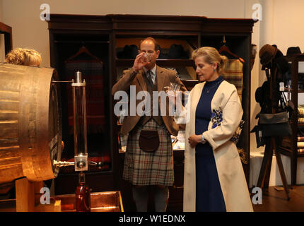 Der Graf und die Gräfin von Forfar bei einem Besuch in Whisky Glenfiddich Distillery in Dufftown. Stockfoto