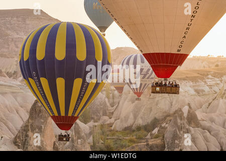 Mit dem Heißluftballon über berühmten Felsformationen Landschaft von Kappadokien, Türkei Fliegen Stockfoto