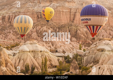 Mit dem Heißluftballon über berühmten Felsformationen Landschaft von Kappadokien, Türkei Fliegen Stockfoto
