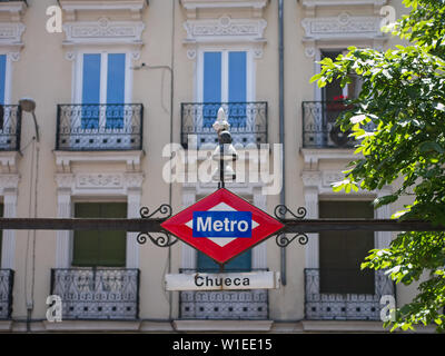 Jahrgang U-Schild am Eingang des Chueca entfernt. Chueca ist ein berühmter Station auf der Linie 5 und ist auch von Madrid LGBT-Bereich bekannt. Stockfoto