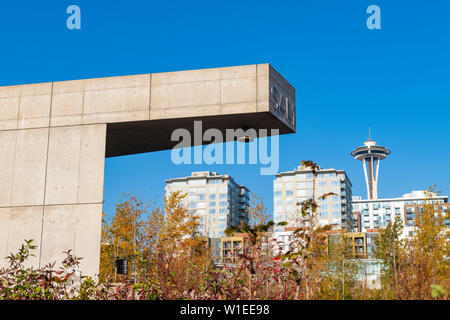 Space Needle von den Olympic Skulpturenpark, Seattle, Washington State, Vereinigte Staaten von Amerika, Nordamerika Stockfoto