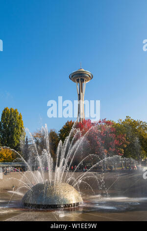 MoPoP Brunnen und Space Needle, Seattle, Washington, Vereinigte Staaten von Amerika, Nordamerika