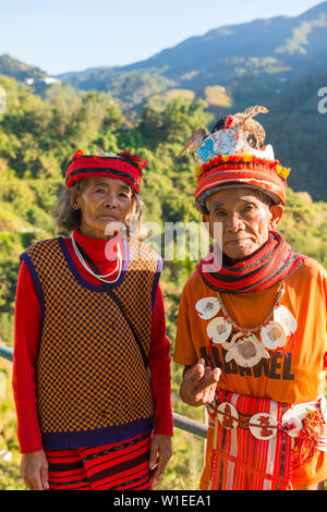 Portrait eines älteren Paares in traditioneller Kleidung, Banaue, Luzon, Philippinen, Südostasien, Asien Stockfoto
