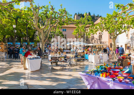 Morgen Markt in den Hafen von Cassis, Cassis, Bouches du Rhône, Provence, Provence-Alpes-Cote d'Azur, Französische Riviera, Frankreich, Europa Stockfoto