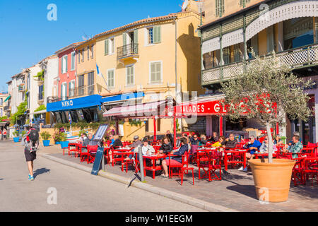 Cafe im Hafen von Cassis, Cassis, Bouches du Rhône, Provence, Provence-Alpes-Cote d'Azur, Französische Riviera, Frankreich, Europa Stockfoto