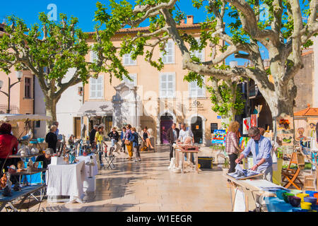 Morgen Markt in den Hafen von Cassis, Cassis, Bouches du Rhône, Provence, Provence-Alpes-Cote d'Azur, Französische Riviera, Frankreich, Europa Stockfoto