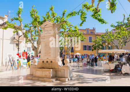 Morgen Markt in den Hafen von Cassis, Cassis, Bouches du Rhône, Provence, Provence-Alpes-Cote d'Azur, Frankreich, Europa Stockfoto