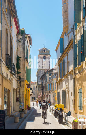 Reiten durch Arles, Bouches du Rhône, Provence, Provence-Alpes-Cote d'Azur, Frankreich, Europa Stockfoto