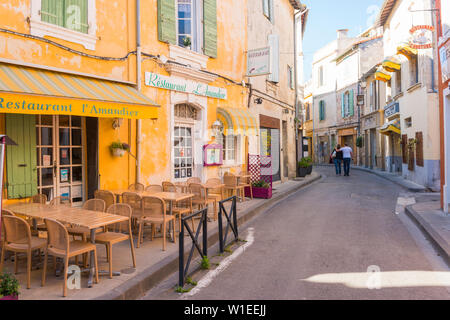 Cafe in Arles, Bouches du Rhône, Provence, Provence-Alpes-Cote d'Azur, Frankreich, Europa Stockfoto