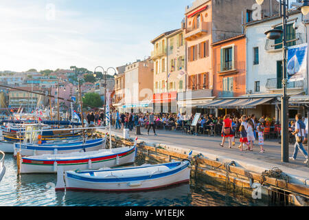 Boote im Hafen von Cassis, Cassis, Bouches du Rhône, Provence, Provence-Alpes-Cote d'Azur, Französische Riviera, Frankreich, Europa Stockfoto