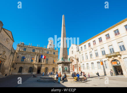 Place de la Republique, Arles, Bouches du Rhône, Provence, Provence-Alpes-Cote d'Azur, Frankreich, Europa Stockfoto