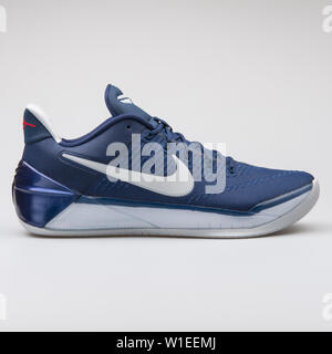 Wien, ÖSTERREICH - August 7, 2017: Nike Kobe A.D. navy blue Sneaker auf weißem Hintergrund. Stockfoto