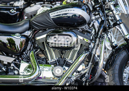 Bedford, Bedfordshire, UK, 2. Juni 2019. Eine Nahaufnahme von Harley Davidson Emblem und das Logo auf dem Tank eines Motorrads. Stockfoto