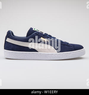 Wien, ÖSTERREICH - August 7, 2017: PUMA Suede Classic blau Sneaker auf weißem Hintergrund. Stockfoto