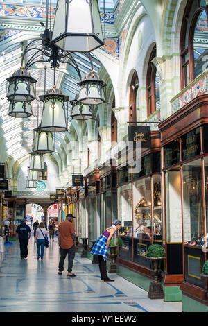Die Royal Arcade, Architekten George Skipper in Kunst und Kunsthandwerk Stil im neunzehnten Jahrhundert, Norwich, Norfolk, England, Vereinigtes Königreich Stockfoto