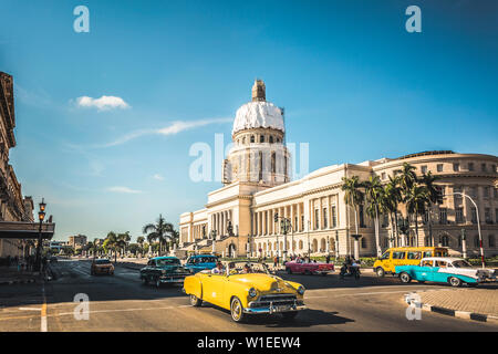 Eine gelbe American Classic Auto außerhalb El Capitolio in Havanna, La Habana, Kuba, Karibik, Karibik, Zentral- und Lateinamerika Stockfoto