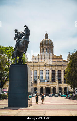 Der ehemalige Präsidentenpalast, das Museum der Revolution und Jose Marti Satzung in der Altstadt von Havanna, Kuba, Karibik, Karibik, Zentral- und Lateinamerika Stockfoto