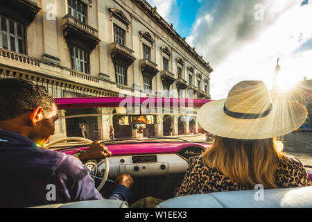 Touristische genießen Classic Car Ride bei Sonnenuntergang in La Habana (Havanna), Kuba, Karibik, Karibik, Zentral- und Lateinamerika Stockfoto