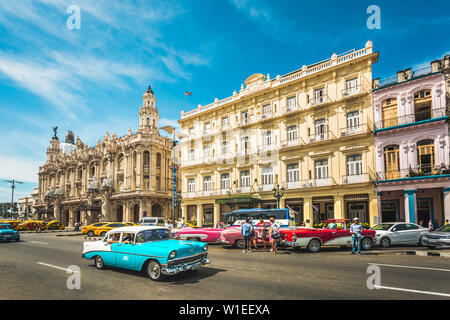 Bunte alte amerikanische Taxi Autos außerhalb des Gran Teatro de La Habana, Havanna, Kuba, Karibik, Karibik, Zentral- und Lateinamerika Stockfoto