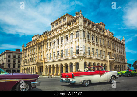 Alte klassische Autos und der ehemaligen Präsidentenpalast, das Museum der Revolution in Havanna, Kuba, Karibik, Karibik, Zentral- und Lateinamerika Stockfoto