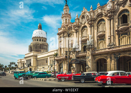 Alte amerikanische Taxi Autos außerhalb des Gran Teatro de La Habana und El Capitolio, Havanna, Kuba, Karibik, Karibik, Mittelamerika geparkt Stockfoto