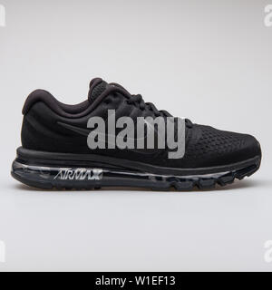 Wien, ÖSTERREICH - August 7, 2017: Nike Air Max 2017 schwarz Sneaker auf weißem Hintergrund. Stockfoto