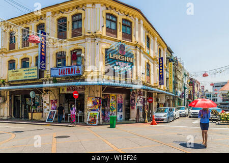 Eine Straßenszene in Little India, George Town, Insel Penang, Malaysia, Südostasien, Asien Stockfoto