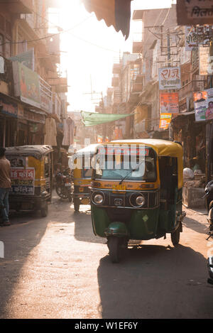 Tuk Tuks bei Sonnenuntergang Fahrt durch die kleinen Straßen von Jodhpur, Rajasthan, Indien, Asien Stockfoto