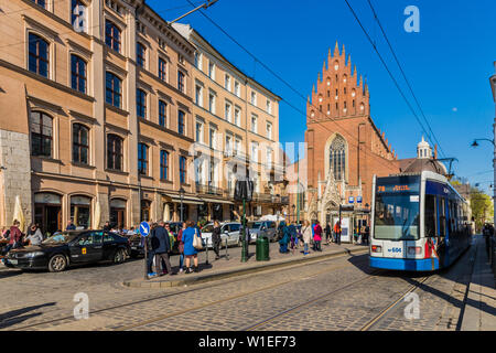 Eine Straßenbahn außerhalb der Dominikanischen Kirche in der mittelalterlichen Altstadt, Weltkulturerbe der Unesco, in Krakau, Polen, Europa Stockfoto