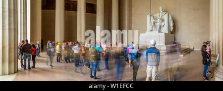 Panoramablick auf die Besucher um die Statue von Abraham Lincoln, Lincoln Memorial, Washington, D.C., Vereinigte Staaten von Amerika, Nordamerika Stockfoto