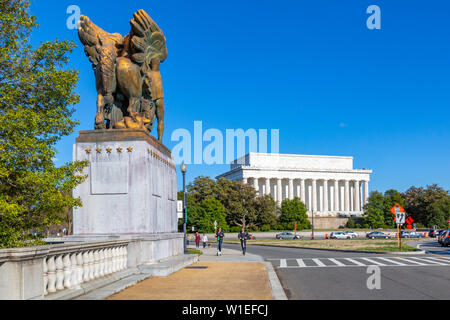 Blick auf die Künste des Friedens Skulpturen und Lincoln Memorial, Washington D.C., Vereinigte Staaten von Amerika, Nordamerika Stockfoto