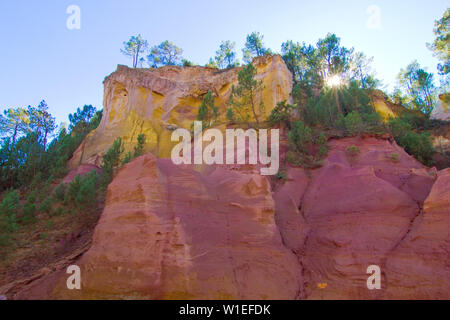 Rote und gelbe Erde in der Höhle Ocker-Brüchen von Roussillon-gelben und roten Lehm Wände. In den ockerfarbenen Hügel von Roussillon Stockfoto