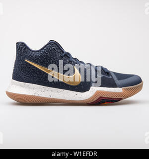 Wien, ÖSTERREICH - August 7, 2017: Nike Kyrie 3 blau und gold Sneaker auf weißem Hintergrund. Stockfoto