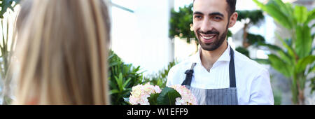 Lächelnd italienische Mann, Verkäufer von Blumen strecken Stockfoto