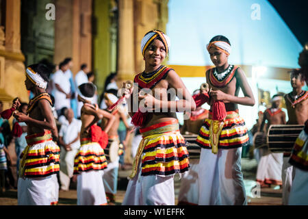 Duruthu Perahera Vollmond Feiern im kelaniya Raja Maha Vihara buddhistischen Tempel, Colombo, Western Province, Sri Lanka, Asien Stockfoto