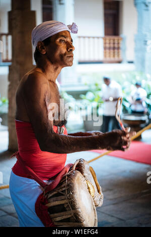 Schlagzeuger während der Puja, Tempel des Heiligen Zahns, Kandy, zentrale Provinz, Sri Lanka, Asien Stockfoto