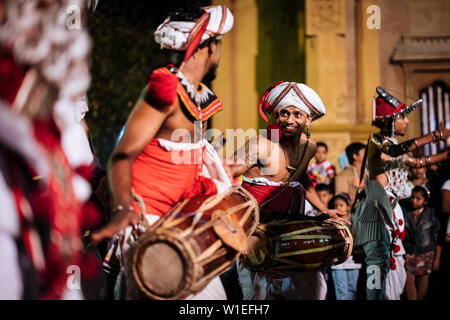 Duruthu Perahera Vollmond Feiern im kelaniya Raja Maha Vihara buddhistischen Tempel, Colombo, Western Province, Sri Lanka, Asien Stockfoto