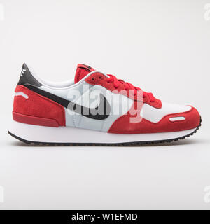 Wien, ÖSTERREICH - August 7, 2017: Nike Air VRTX rote und weiße Sneaker auf weißem Hintergrund. Stockfoto