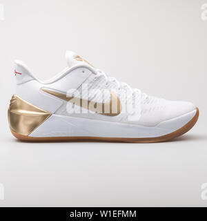 Wien, ÖSTERREICH - August 7, 2017: Nike Kobe A.D. weiß und gold Sneaker auf weißem Hintergrund. Stockfoto