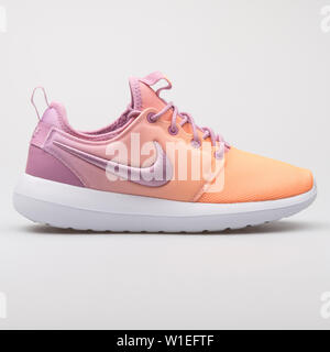 Wien, ÖSTERREICH - August 7, 2017: Nike Roshe 2 BR lila und orange Sneaker auf weißem Hintergrund. Stockfoto