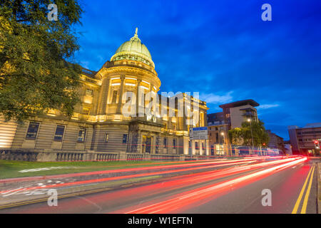 Mitchell Library mit Verkehr trail Leuchten in der Dämmerung, Glasgow, Schottland, Großbritannien, Europa Stockfoto