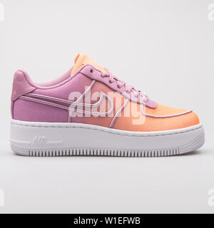 Wien, ÖSTERREICH - August 7, 2017: Nike Air Force 1 Low Upstep BR lila und orange Sneaker auf weißem Hintergrund. Stockfoto