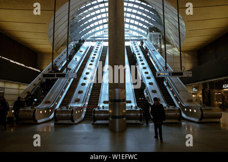 Fünf Fahrtreppen vermitteln Passagiere von und aus dem Erdgeschoss in einem modernen London tube station unter eine schöne verglaste Dach. Stockfoto