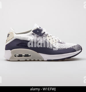 Wien, ÖSTERREICH - August 7, 2017: Nike Air Max 90 Ultra 2.0 Flyknit weiss und lila Sneaker auf weißem Hintergrund. Stockfoto